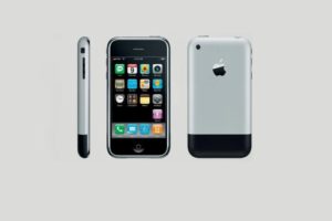 pierwszy smartfon apple