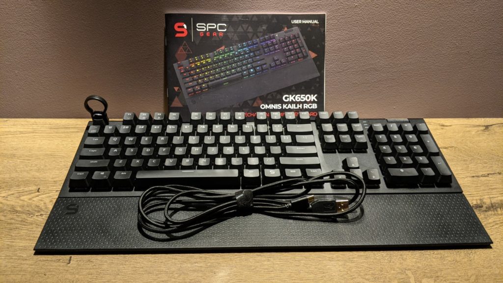 klawiatura SPC gear GK650K, podkładka, kabel, instrukcja, nakładka do ściągania klawiszy