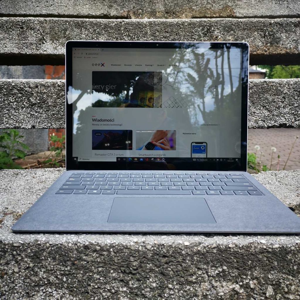 Surface Laptop 4 wyświetlacz w słońcu