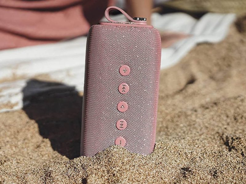 Jaki przenośny głośnik zabrać na plażę? Sprawdź głośniki Bluetooth odporne na wodę i piach