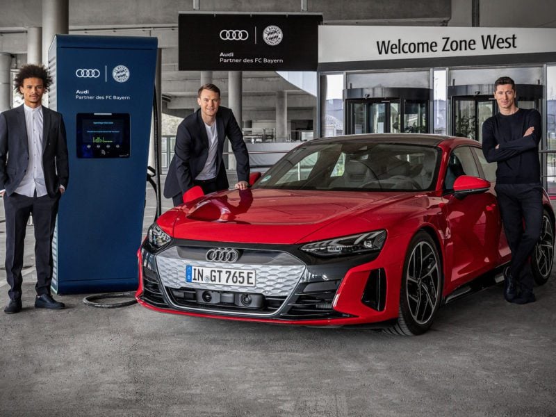 Robert Lewandowski będzie miał gdzie ładować swój samochód elektryczny. Audi postawi ładowarki przy Allianz Arenie