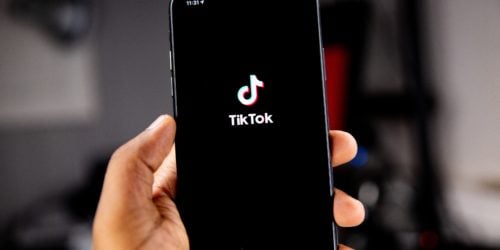 Dlaczego TikTok jest popularny? Kreatywność, muzyka i mówienie (nie)swoim głosem