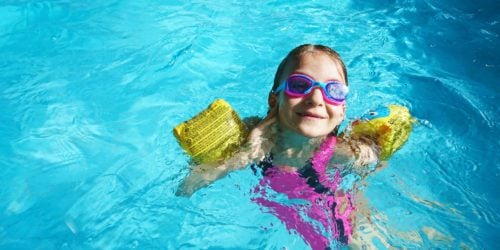 Bezpieczna zabawa w basenie ogrodowym – na co zwrócić uwagę podczas zabawy w wodzie?