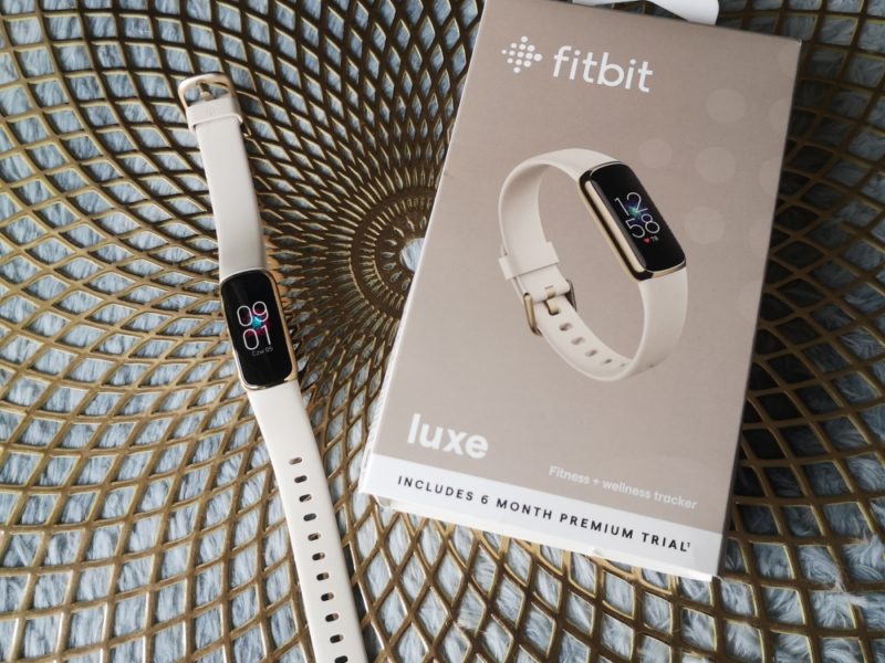 Test i recenzja Fitbit Luxe. Jest „jakby luksusowo”?