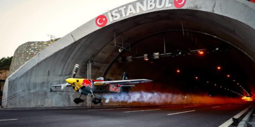 Dario Costa z Red Bull przelatuje przez dwa tunele samochodowe