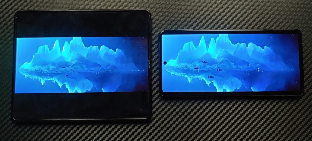 Motorola Edge 20 Pro vs Galaxy Z Fold 3 porównanie ekranu kolory
