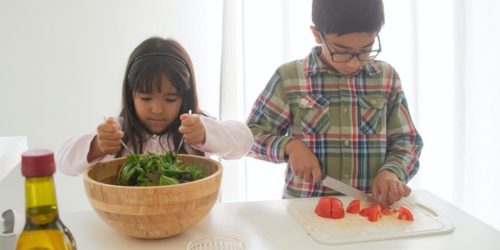 Zdrowa dieta malucha w domu i w szkole. O czym warto pamiętać, układając jadłospis dla dzieci?