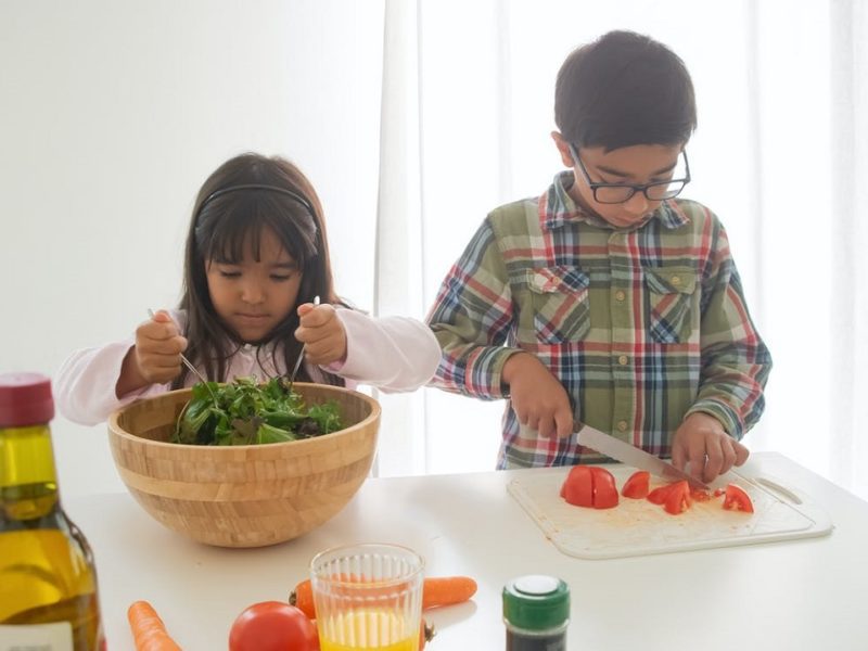 Zdrowa dieta malucha w domu i w szkole. O czym warto pamiętać, układając jadłospis dla dzieci?
