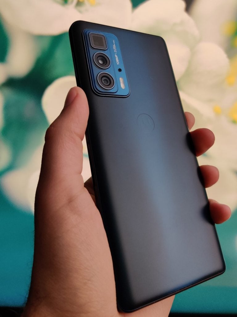 Motorola Edge 20 Pro tył w ręce