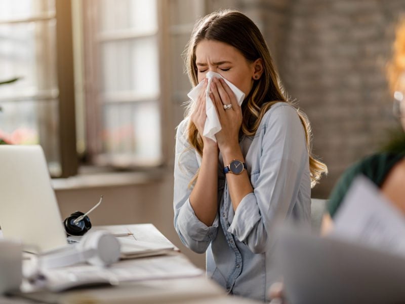 Uciążliwa alergia nie daje spokoju? Sprawdź, jakie urządzenia dla alergików pomogą zadbać o świeże powietrze i czystość w domu