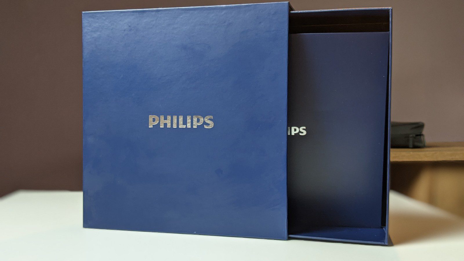 niebieskie opakowanie słuchawek Philips Fidelio L3