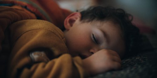 Jak sprawić, by dziecko przespało całą noc?