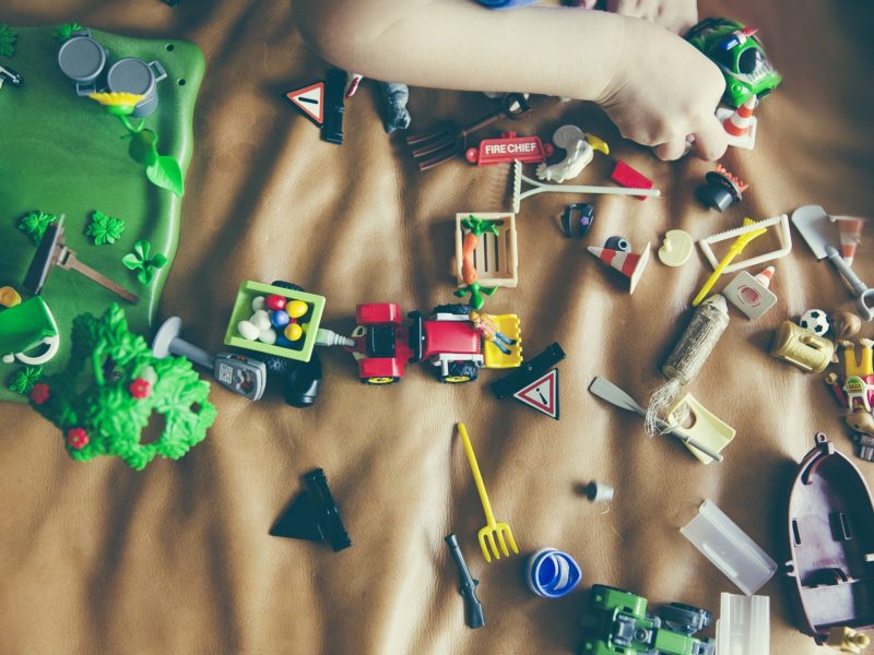 Dlaczego samochód zabawka to dobry prezent dla dziecka oraz jaki wybrać? Podpowiadamy, odpowiadamy, problemy rozwiązujemy i prezenty szykujemy