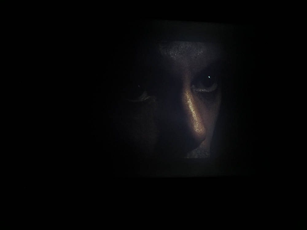 część twarzy mężczyzny w ciemności