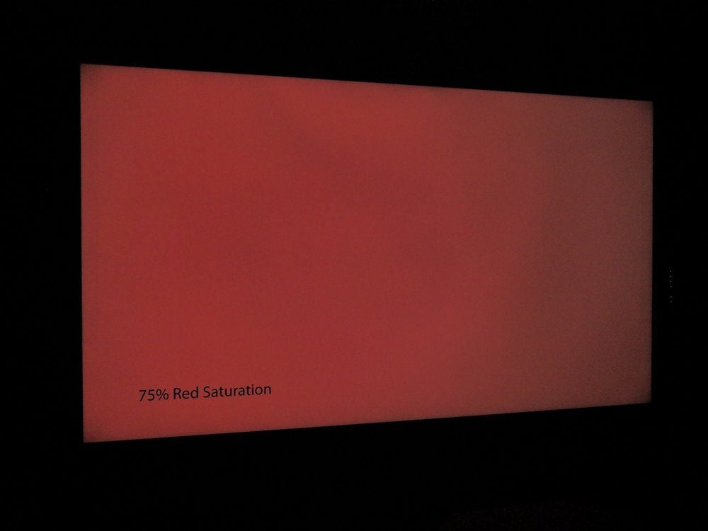 plansza nasyconej w 75% czerwieni sfotografowana pod kątem; degradacja kolorów jest niewielka