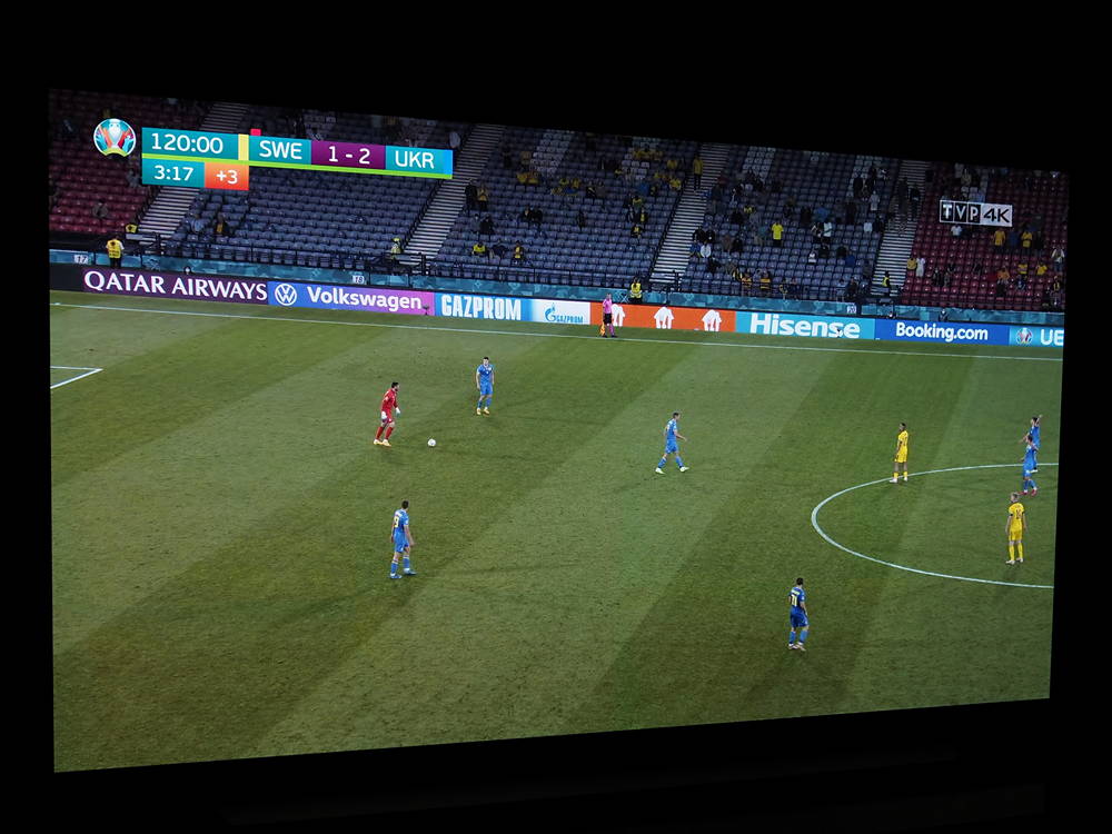 mecz piłki nożnej na ekranie LG OLED48C1