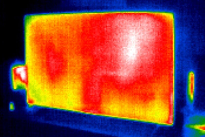 obraz z termogramu, niemal cały telewizor podświetlony na czerwono