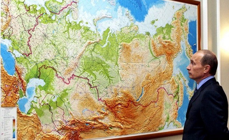 Putin przed mapą