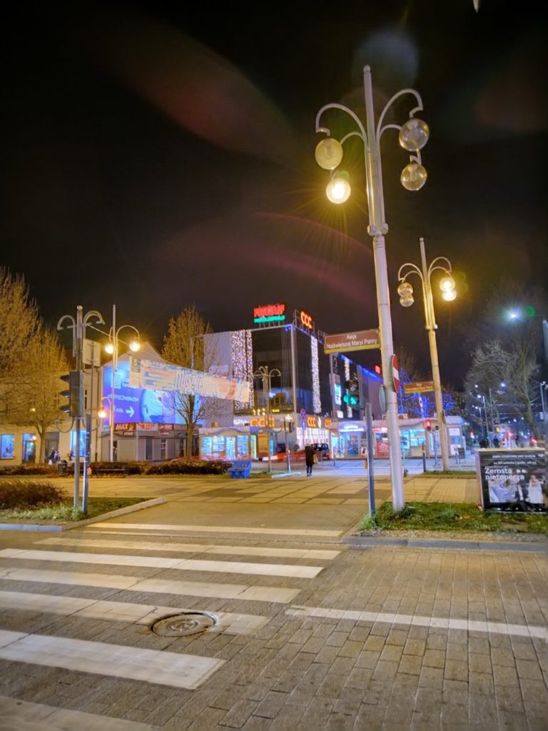Huawei Nova 8i nocne światła miasta