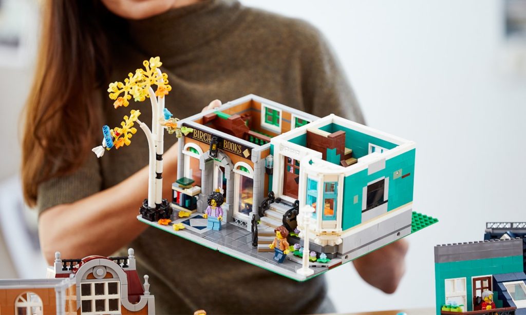 LEGO® dla dorosłych księgarnia LEGO® Creator Expert dziewczyna składa