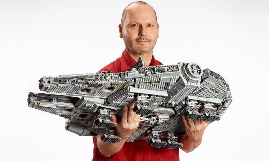 LEGO® dla dorosłych LEGO® Star Wars™ Sokół Millenium mężczyzna trzyma