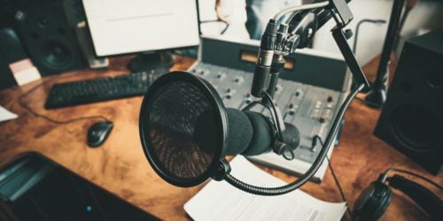 Jak uzyskać najlepszą jakość dźwięku w podcaście? Jak najlepiej nagrywać podcasty i czego używać?