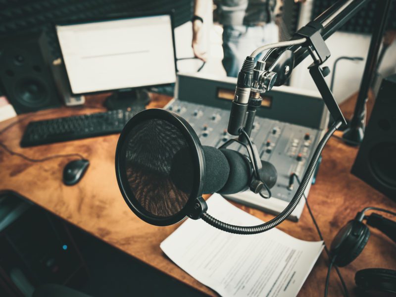 Jak uzyskać najlepszą jakość dźwięku w podcaście? Jak najlepiej nagrywać podcasty i czego używać?