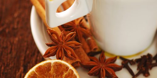 Laska wanilii, goździki lub cynamon – co dodać do herbaty, aby skutecznie ogrzać się zimą? Sprawdź nasze przepisy