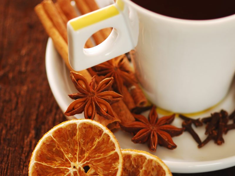 Laska wanilii, goździki lub cynamon – co dodać do herbaty, aby skutecznie ogrzać się zimą? Sprawdź nasze przepisy