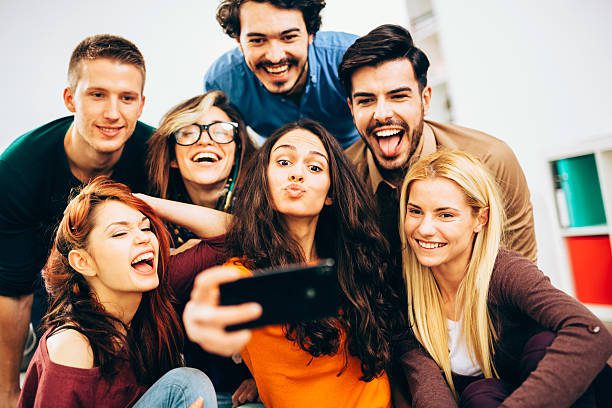 filmy młodzieżowe grupowe selfie
