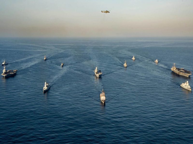 Trzy lotniskowce NATO na Morzu Śródziemnym. W tle Rosja