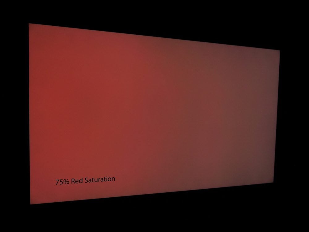 plansza nasyconej w 75% czerwieni, sfotografowana pod kątem