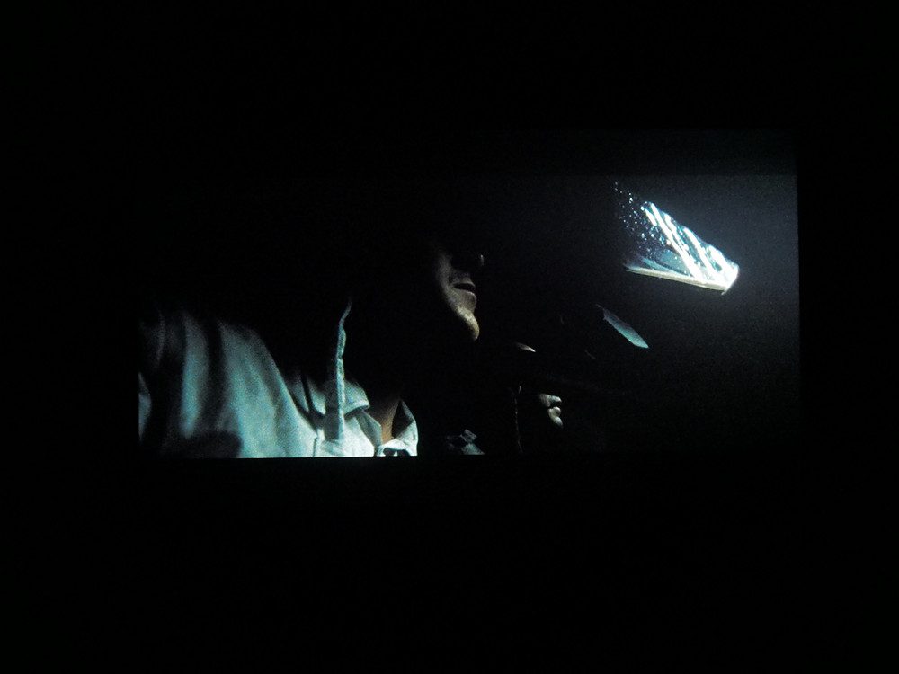 scena testowa z filmu "Pierwszy człowiek" - mężczyzna w ciemności, z lewej strony rozbłysk światła