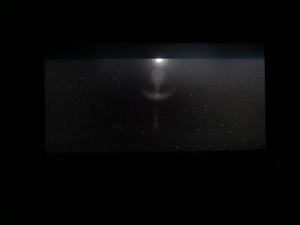 księżyc ukazuje się na górnym pasie ekranu, widać rozjaśnioną czerń