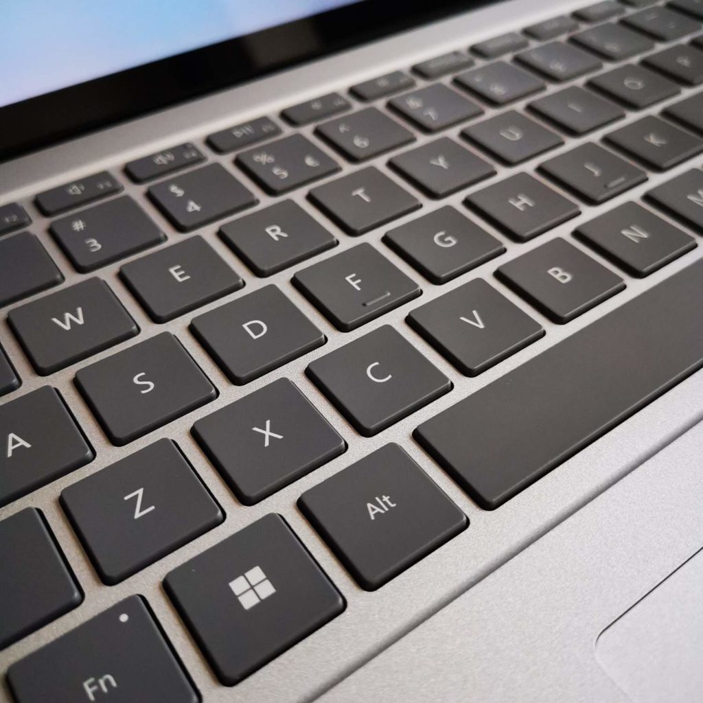 Microsoft Surface Laptop Studio klawiatura z białym podświetleniem