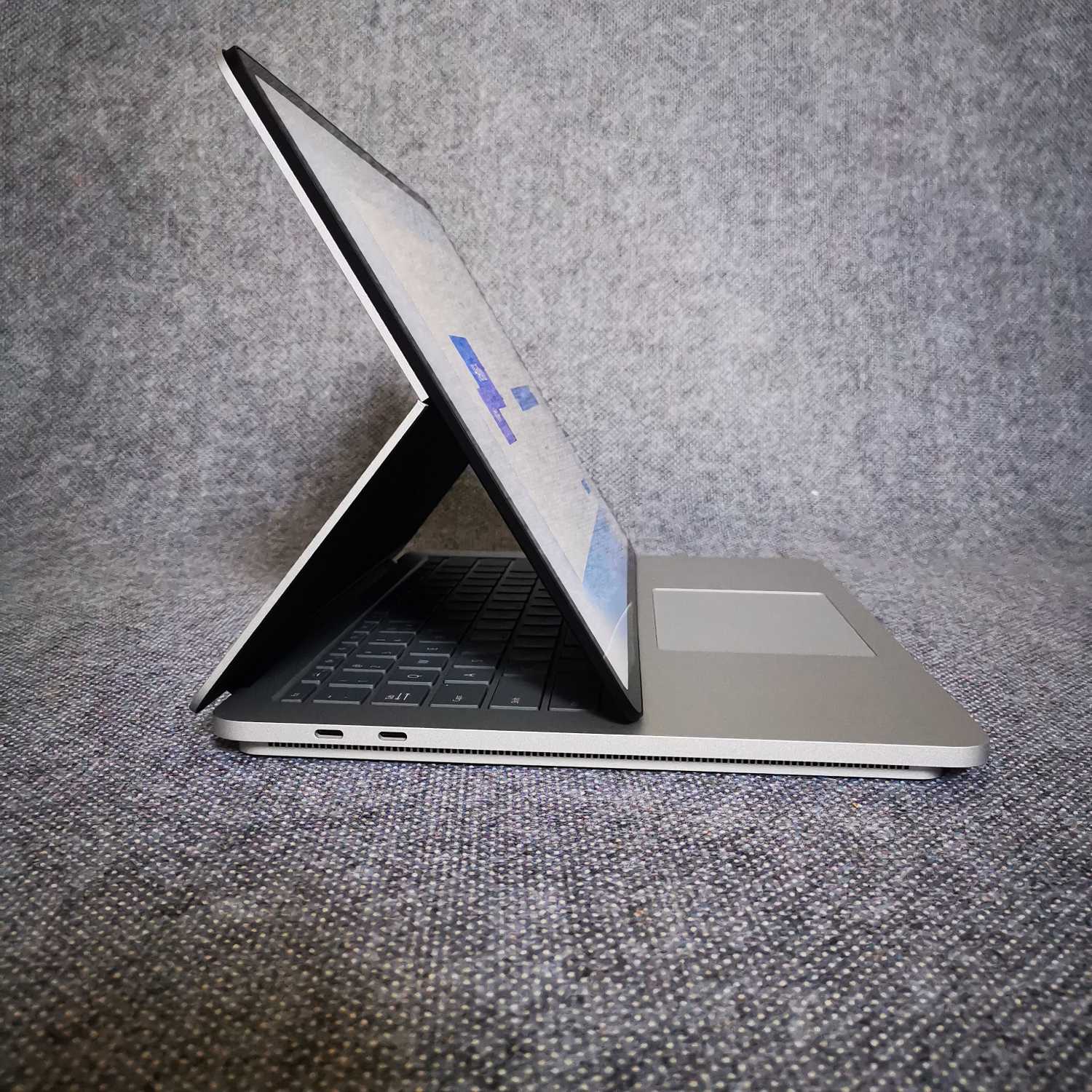 Microsoft Surface Laptop Studio rozłożony ekran