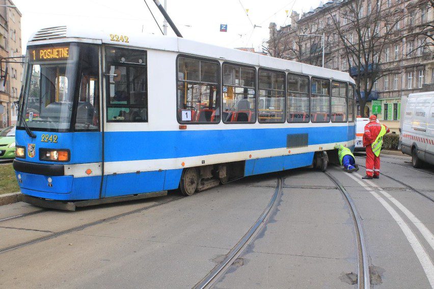 Wykolejony tramwaj we Wrocławiu