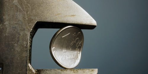 rubel miażdżony sankcjami