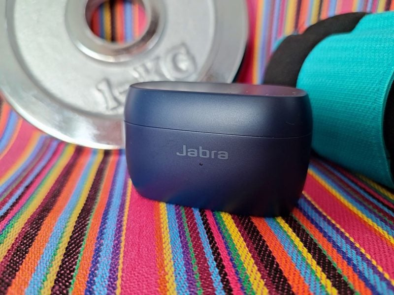 Recenzja słuchawek bezprzewodowych Jabra Elite 4 Active, czyli dwa tygodnie z basem w tle