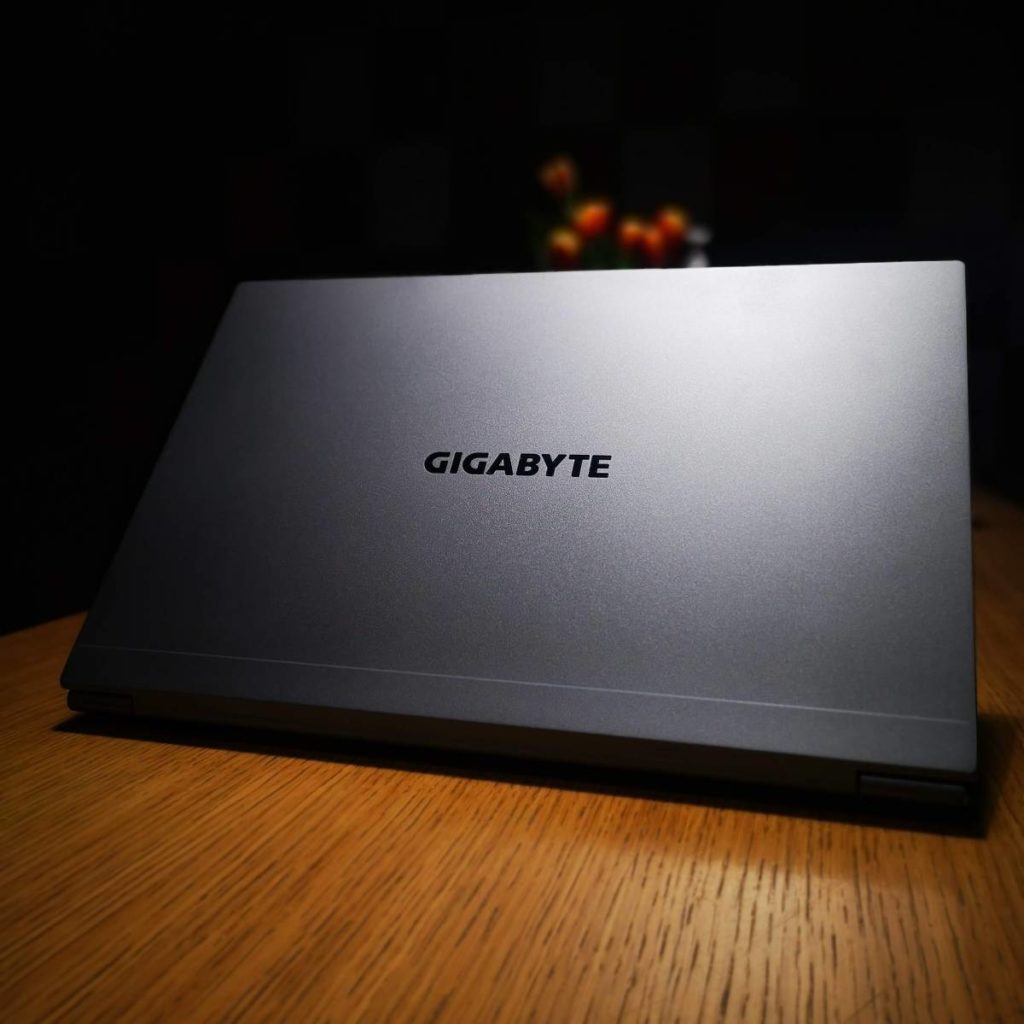 Laptop Gigabyte U4 pokrywa z ekranem