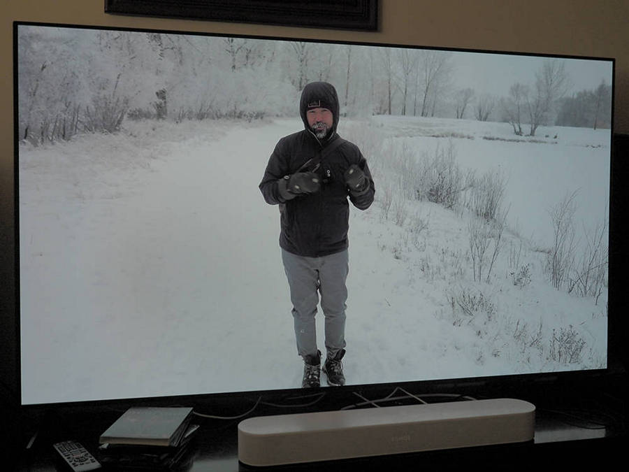 śnieżny krajobraz, na środku ekranu stoi mężczyzna