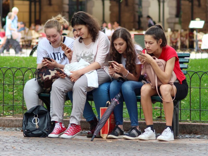 Jak media społecznościowe wpływają na nastolatków? Brytyjscy eksperci mają swoją teorię