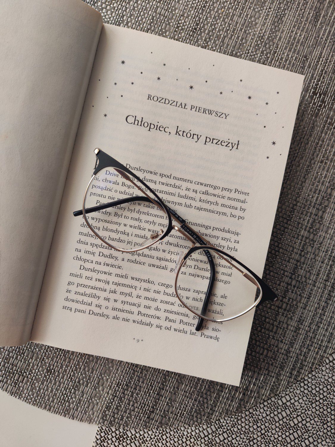 książka okulary zdjęcie xiaomi 12