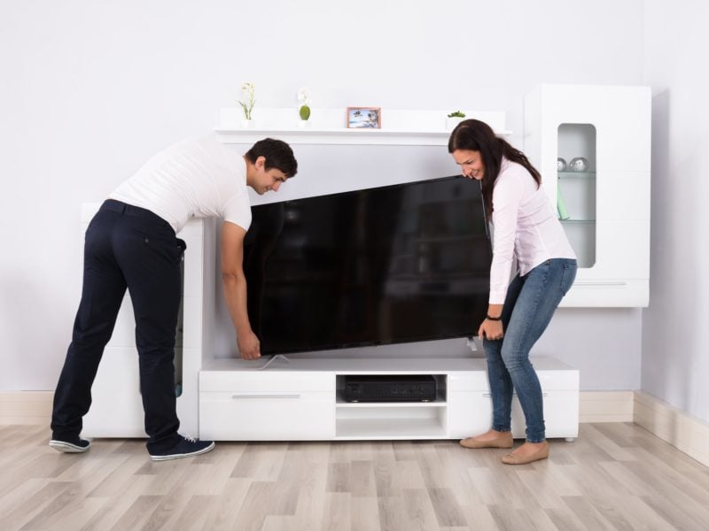 „Mogłem kupić większy”, czyli jak dobrać rozmiar telewizora do pokoju? Ile cali i jaka odległość od TV będą optymalne?