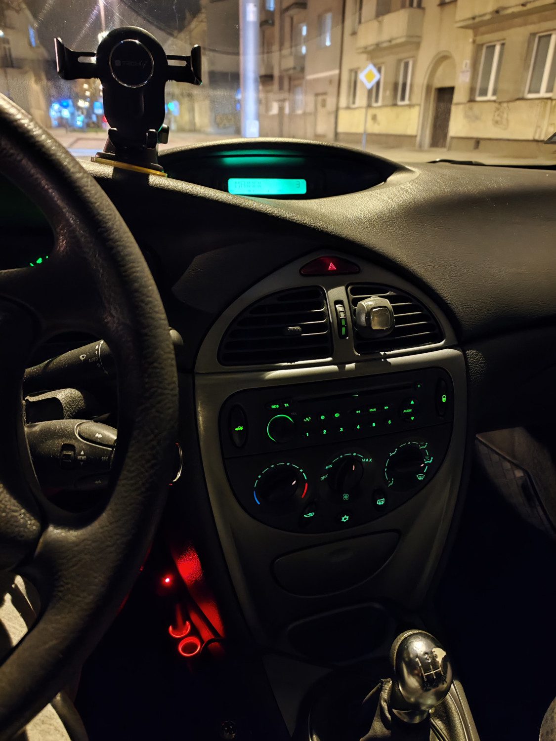 xiaomi 12 pro zdjęcie nocne w samochodzie automat