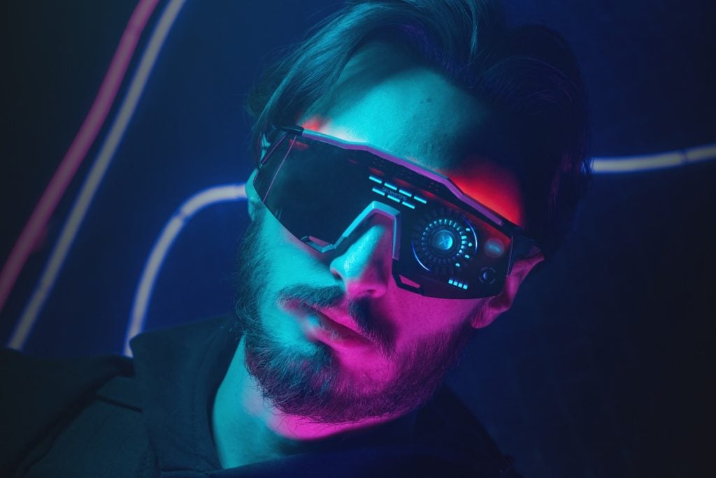 Mężczyzna w cyberpunkowych okularach