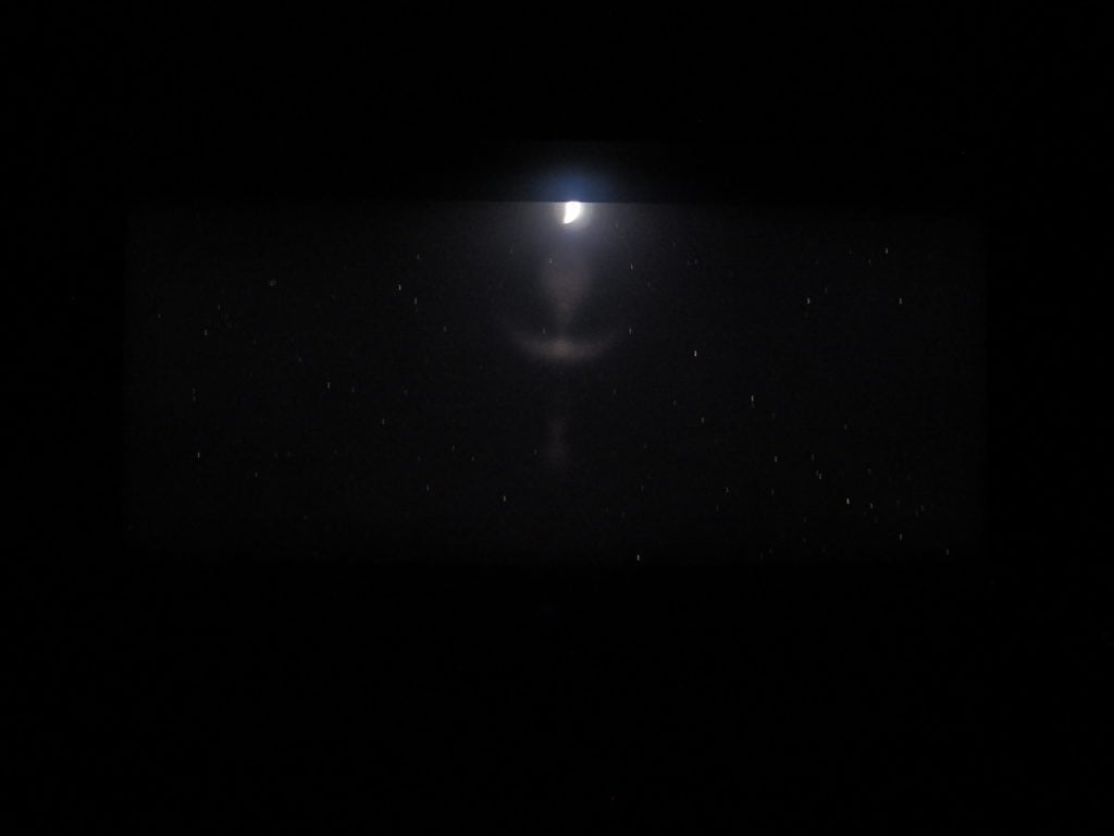 jasny, błyszczący księżyc widoczny w górnym pasie ekranu