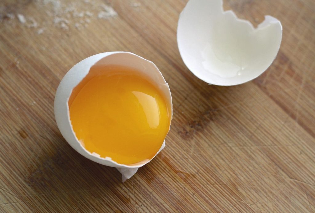 rozbite jajko wylewa się żółtko