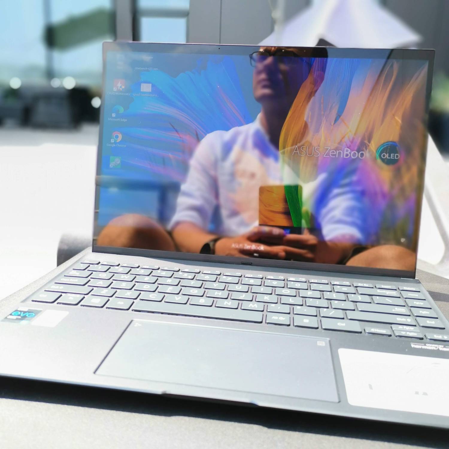 ASUS ZenBook Flip 13 UX636E ekran w słoncu