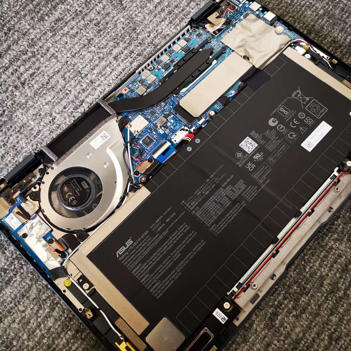 ASUS ZenBook Flip 13 UX636E wnętrze laptopa